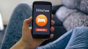 Plateformes en ligne : à quoi devez-vous faire attention avant de réserver vos vacances ?