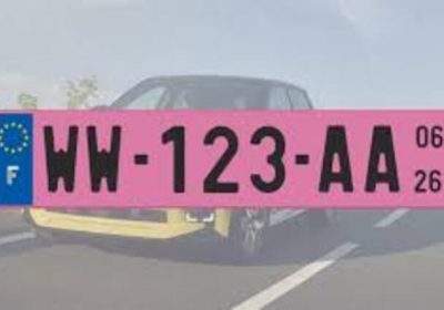 Des plaques d’immatriculation roses arrivent en 2026